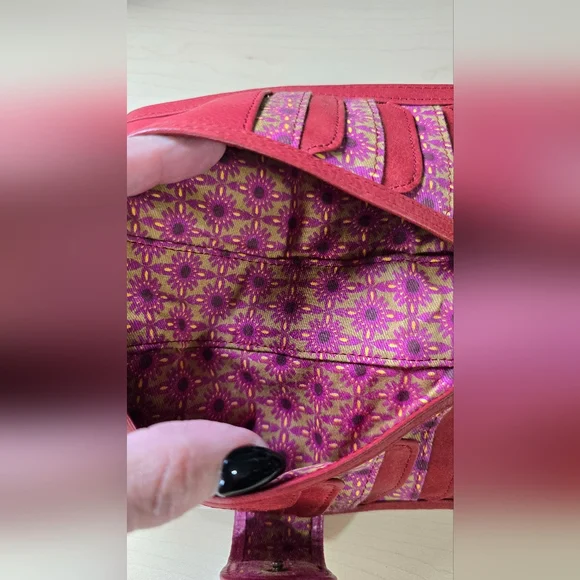 Fossil Rose Appliqué Leather Bi-Fold Wallet in Burgundy Pink - Picture 11 of 12